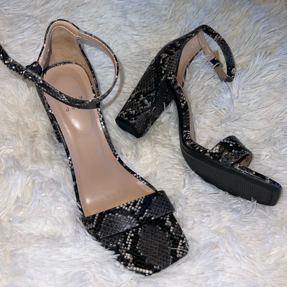 A New Day size 8.5 snake skin print chunky heel like new!